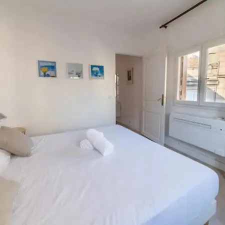 Lägenhet Magnifique De Charme Avec Vue Sur Le Palais Des Papes A Wifi Gratuit *
